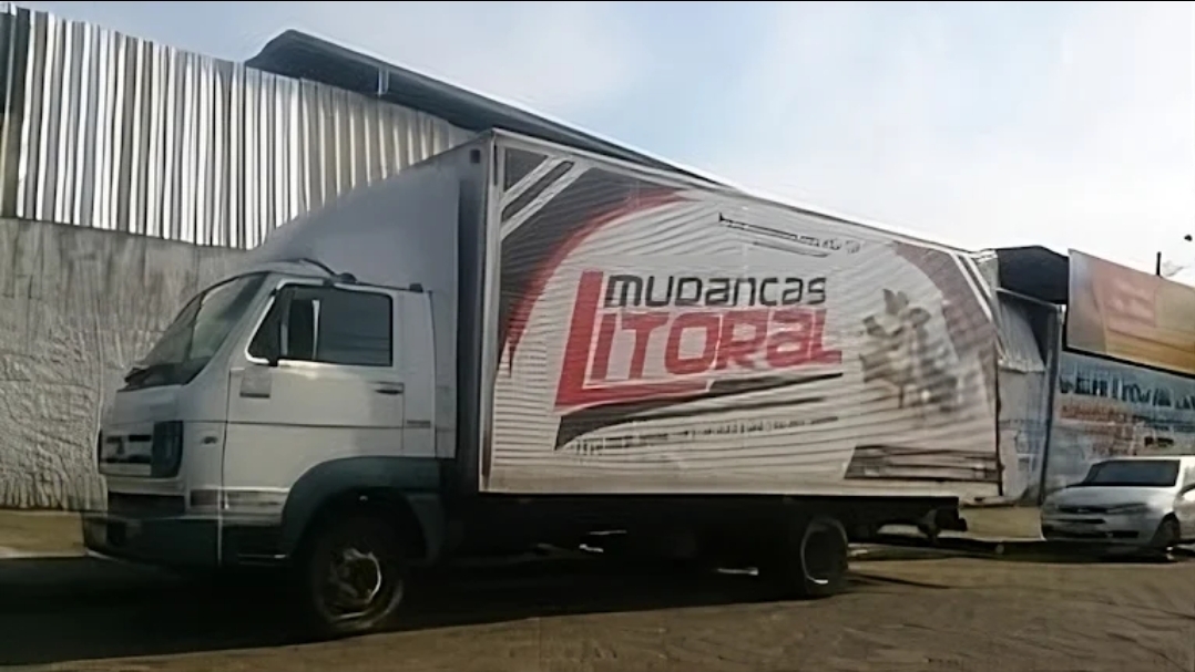Caminhão de mudança grande da Mudanças Litoral, ideal para casas