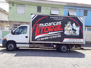 Caminhão da Mudanças Litoral estacionado em Santos