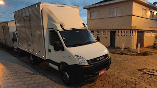 Caminhão de mudança médio (VUC) da Mudanças Litoral, para mudanças em Santos