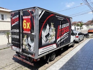 Interior do caminhão de mudança com acolchoamento para proteger os móveis